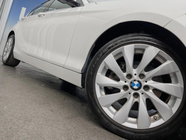 ●純正17インチアルミホイール：輸入車ならではの卓越した走りを支えるホイールと足回りです！日本車の走りに慣れている方にもぜひ体感して頂きたいほど、高いレベルでまとまっています！