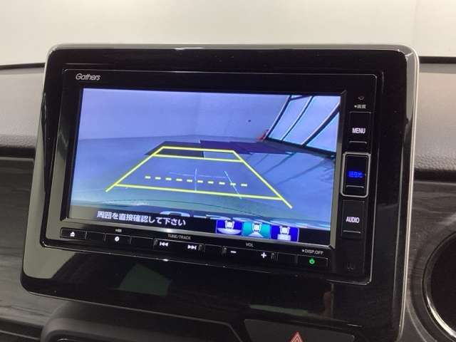 リバースギアに入れるだけで後方の表示へ切り替わります。夜間や雨の日の駐車も楽になりますよ。