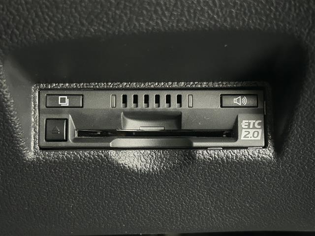 【ETC】有料道路を利用する際に料金所で停止することなく通過できる、ETC車載器（ノンストップ自動料金収受システム機器）が装備されています。セットアップを行うことで利用可能になります。