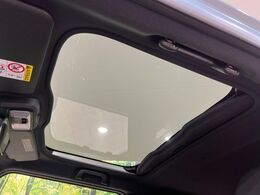 【ガラスルーフ】ガラスルーフ搭載で車内の解放感が一気にアップ！開放的なドライブをお楽しみいただけます。