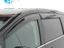車内の空気の入れ替えだけでなく、雨天時の雨の入り込みや紫外線防止にも役立つドアバイザー装着済みです。