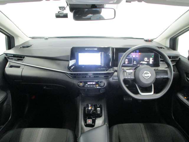 黒を基調としたスタイリッシュなデザインの運転席です。衝突被害軽減ブレーキ、レーンキープアシストなどの安心装備付き！
