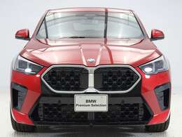 ♪BMWの代名詞といえるキドニー・グリル、一目でそれと分かる精悍な顔立ち。ホフマイスターキンクやキャラクターラインと呼ばれる側面デザインにより前傾姿勢を強調したスタイルは、走りを重視したBMWならでは