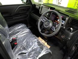 洗礼されたデザイン性のあるコックピット。無骨ながらも上質です。