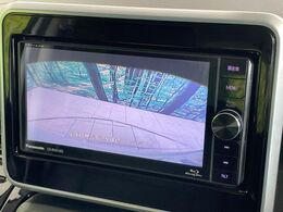 【バックカメラ】駐車時に後方がリアルタイム映像で確認できます。大型商業施設や立体駐車場での駐車時や、夜間のバック時に大活躍！運転スキルに関わらず、今や必須となった装備のひとつです！