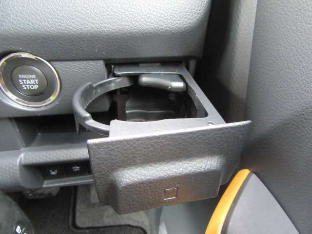 車の中で飲み物を飲むときに欠かせないドリンクホルダーも装備しております♪