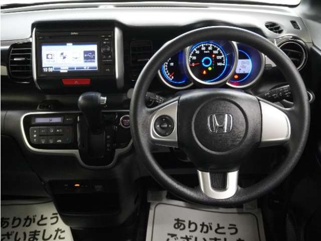 運転にかかわる様々な操作を安全に行えるように視点移動が少なく、操作性に配慮されたスイッチ類が凝縮されたコクピットです。