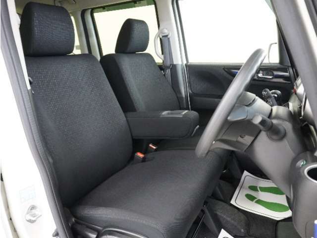 運転席のスペースはゆったりしていて、視界も広く確保されているので普段の運転からロングドライブまで快適です。