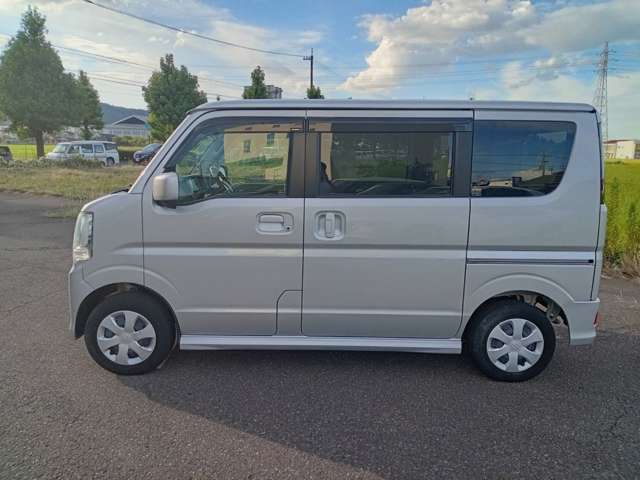 車両の品質管理は室内展示場を完備しておりますので、品質を保った状態の車両をご覧いただけます。