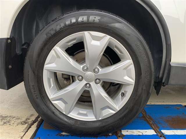 逞しさを印象付ける純正17インチアルミホイールです。