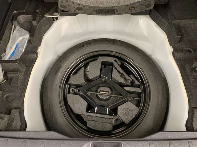 もしもの時に安心な工具やジャッキ、Tタイプ応急タイヤを搭載。
