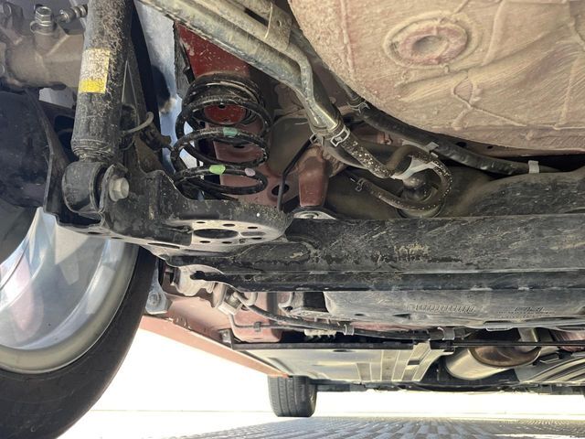 お車を安心してお乗りいただく為には、足回りの定期点検が欠かせません。サービスサポート（有償保証）では無料点検もご提供しており、安心のカーライフをお過ごしいただけるサポート体制が整っています。