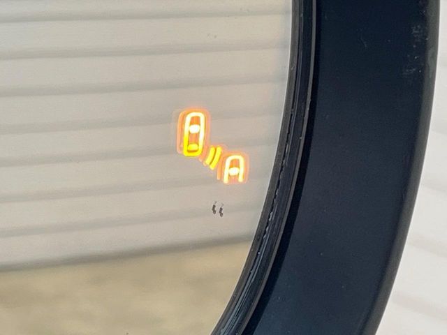 【ブラインドスポットモニター】走行中、ドアミラーの死角になりやすい箇所に後続車が接近するとサイドミラー付近に警告を表示、ドライバーに注意喚起をしてくれます。