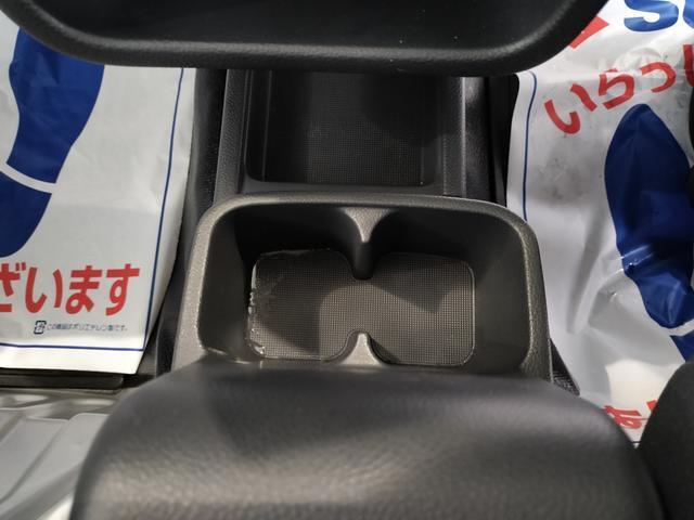 運転席に1つ、運転席と助手席の間に2つドリンクホルダーが付いています！