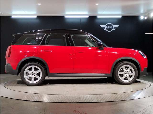 ☆MINIの車の始まりは大人四人がギリギリ乗れるコンパクトな車です！！今となっては3ナンバーですが、もともとは5ナンバーの車でした！！
