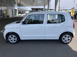セキュリティーアラーム装備。停車中の車のドアが開くと光と警報をだします。
