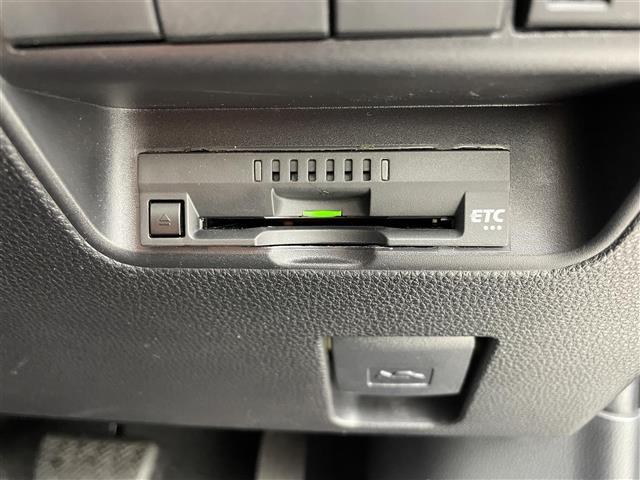 【ETC】有料道路を利用する際に料金所で停止することなく通過できる、ETC車載器（ノンストップ自動料金収受システム機器）が装備されています。セットアップを行うことで利用可能になります。