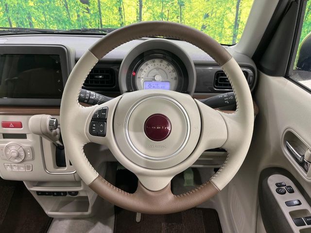 インテリアに合わせたデザインのステアリングは、運転される方のことも考え、運転しやすい形状、大きさです。是非一度、実際に触ってお確かめください。