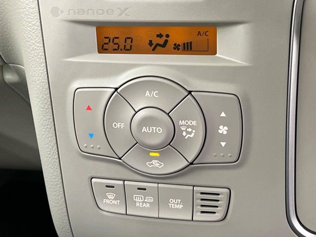【オートエアコン】一度お好みの温度に設定すれば、車内の温度を検知し風量や温度を自動で調整。暑い…寒い…と何度もスイッチ操作をする必要はありません。快適な車内空間には必須の機能ですね♪