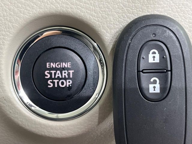 【キーレススタートシステム】カバンやポケットに入れたままでもドアの施錠・解錠が可能なスマートキーを装備。エンジンのオン・オフ時もカギを取り出す必要が無いからとっても便利です♪