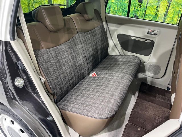 後部座席も気になるようなキズ・汚れやへたり等、大きなダメージはなく、良好な状態です。