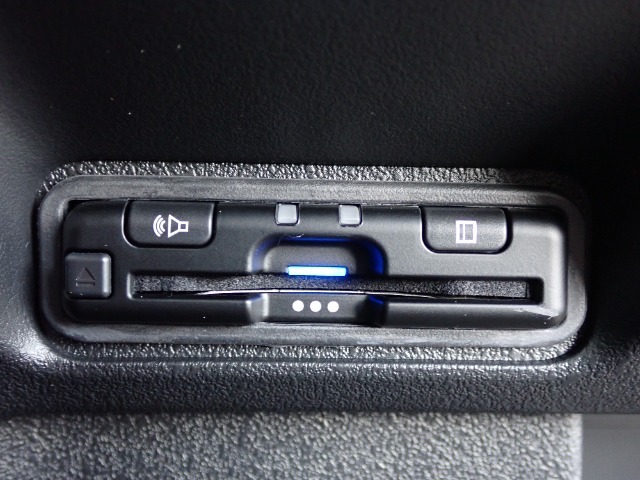 ■【ETC車載器】が装備されています。セットアップをしてお渡しとなり、ETCカードを差し込むだけで高速道路の利用が可能です。
