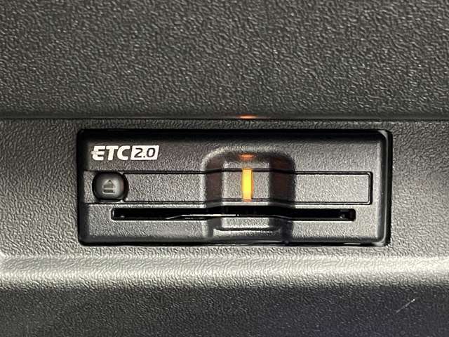 【ETC】有料道路を利用する際に料金所で停止することなく通過できる、ETC車載器（ノンストップ自動料金収受システム機器）が装備されています。セットアップを行うことで利用可能になります。