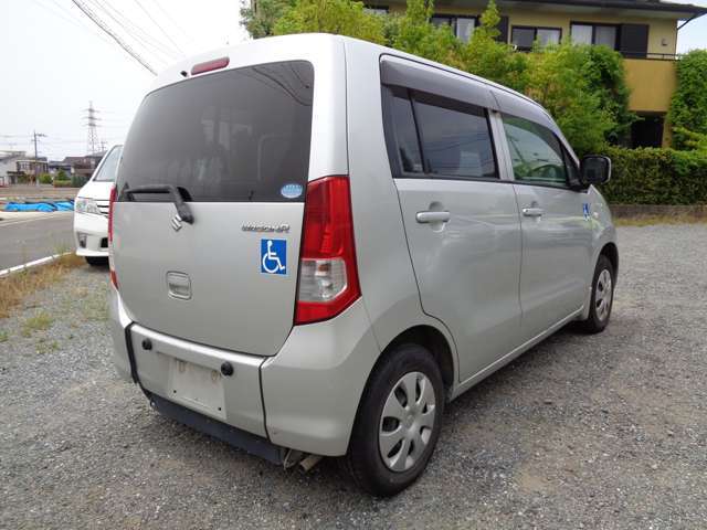 人件費や固定費を削減することで、中古車を安く提供しております。場所は大野城のハンズマンさんの近くです。どんな車でも下取りさせて頂きますのでご来店お待ちしております。