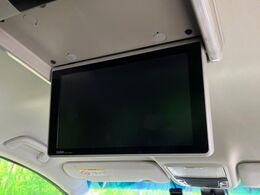 【フリップダウンモニター】大画面モニターで後席でもエンタメをお楽しみいただけます。小さなお子様にも大人気の装備です♪