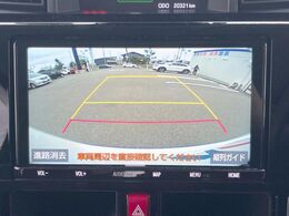 【バックカメラ】駐車時に後方がリアルタイム映像で確認できます。大型商業施設や立体駐車場での駐車時や、夜間のバック時に大活躍！運転スキルに関わらず、今や必須となった装備のひとつです！