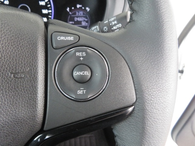 ハンドル右側にはクルーズコントロールのスイッチが装備され運転中の操作も安心して行えます！