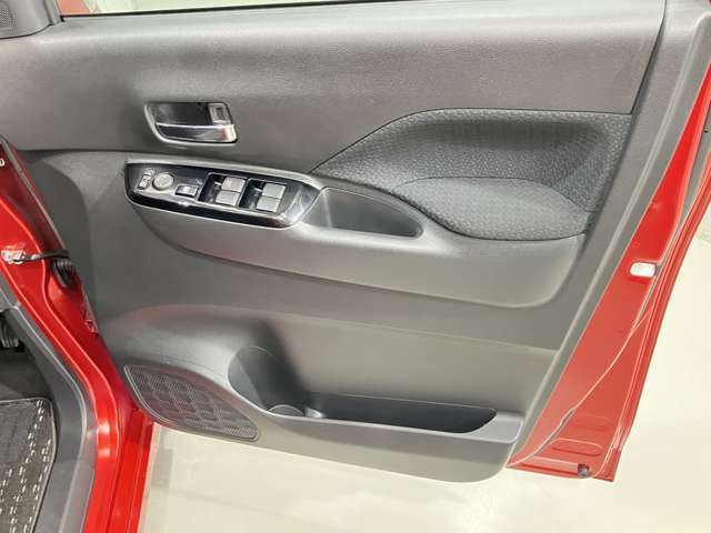 【運転席ドア】ボトルホルダーや収納ポケットが付いているので運転席周りもスッキリ保てます★