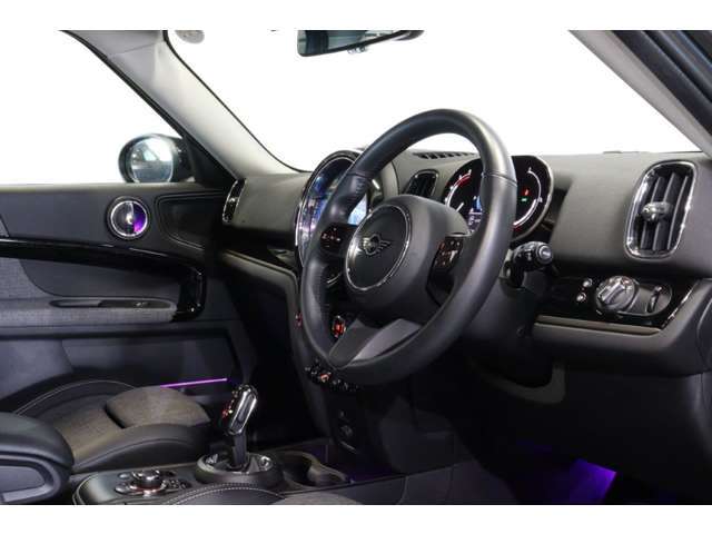 保証期間中にトラブルが発生した際は、24時間フリーダイヤルでオペレーターが対応致します。応急処置方法のみならず、出張修理やレッカー搬送などの手配、お客様の代替交通手段やホテルの確保を行います。