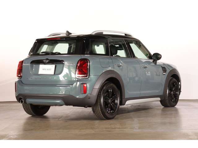 ご案内車両はストックヤードに保管中の場合もございます。ご来店の際は事前にご連絡頂けますとスムーズにご案内可能です。ストックヤード保管中の車両は、ご覧頂くまでに長時間お待たせしてしまう事もございます。