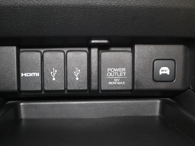 USBソケットがついていますのでコードを繋げばスマートフォンなどの充電が出来ます！オーディオソース　USB　HDMI　対応しております。