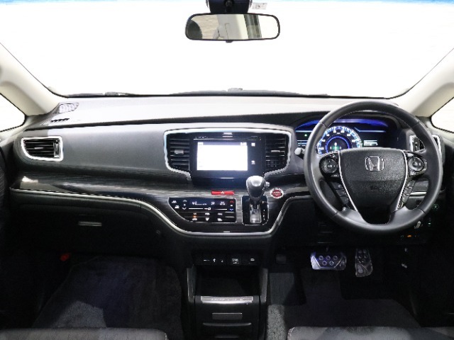操作性に優れた運転席となります！小物入れや各ボタンの配置にこだわり、使いやすいです！座り心地もよく視認性も良好なのでロングドライブもお任せ下さい！