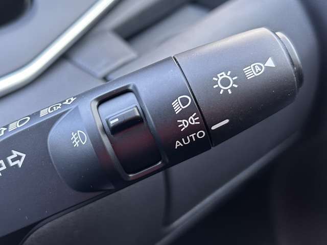 「オートライト」　暗くなると自動でライトが点灯し、安全運転を手助け！