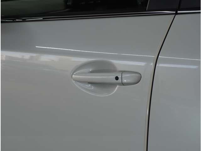 【スマートキー】ドアの施錠もボタンを押すだけ。鍵は無くさない様にポケットに入れたまま。