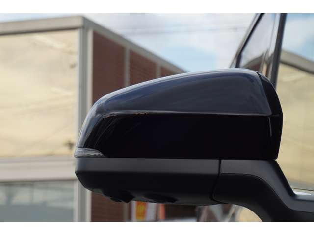 ブラインドスポットモニター！走行中、ドアミラーでは確認しにくい後側方エリアに存在する車両に加えて、隣接する車線の約60m後方までモニターし、急接近してくる車両も検知します。