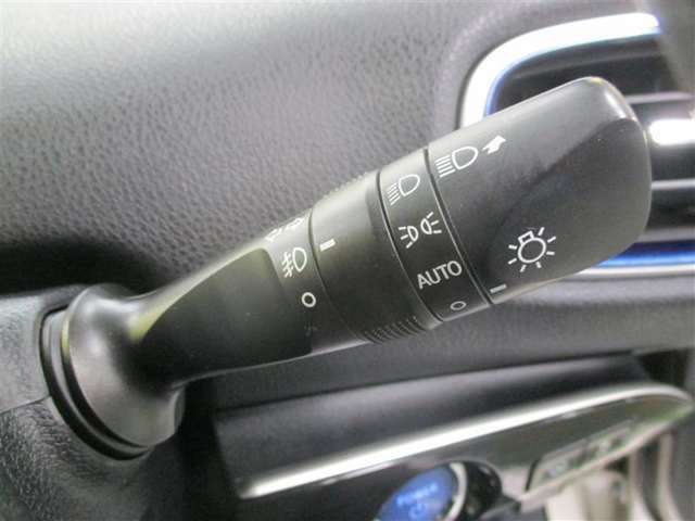 車外の明るさに応じて、自動的にライトの点灯・消灯を行います。