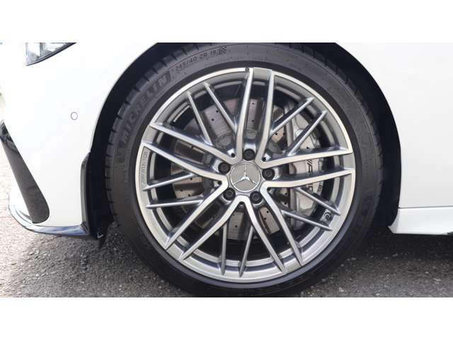 19インチAMG5ツインスポークアルミホイールになります！お近くのお客様は勿論、遠方のお客様も大歓迎！！安心の全国ディーラー保証付き☆ご遠方のお客様も安心してお任せ下さいませ！