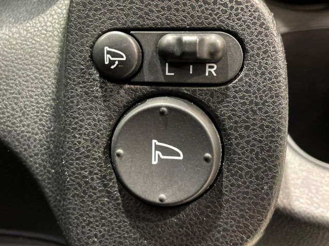 【電動格納ミラー】サイドミラーは電動格納式となっており、狭い駐車場でもキズがつくリスクを抑えられます。