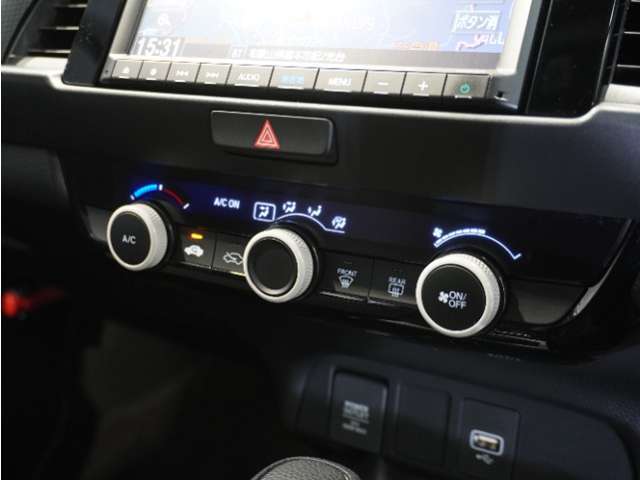 【オートエアコン】温度を設定すれば自動で快適な車内温度を保ちます。エアコン内部の高性能脱臭フィルターで車内のアレルゲンや花粉を除去。
