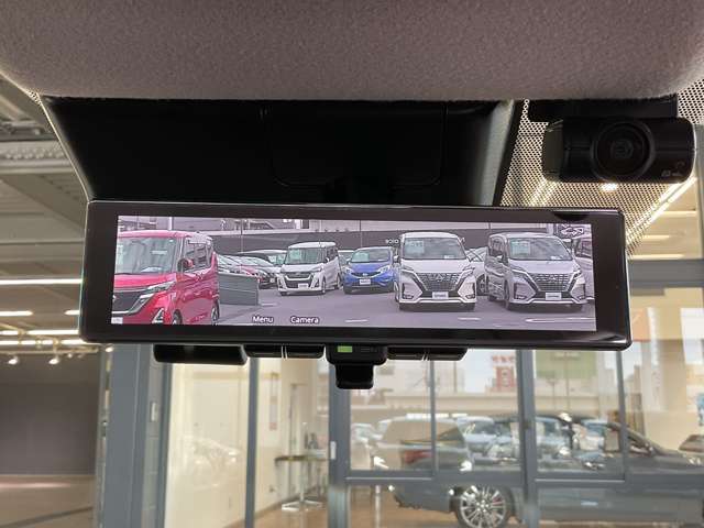 スマートルームミラーは、車両後方に設置されたカメラの映像を、ルームミラーに映し出すことで、死角をなくし、安全性を向上させることができます。また、夜間や雨天時でも、クリアな映像を映し出すことができます。