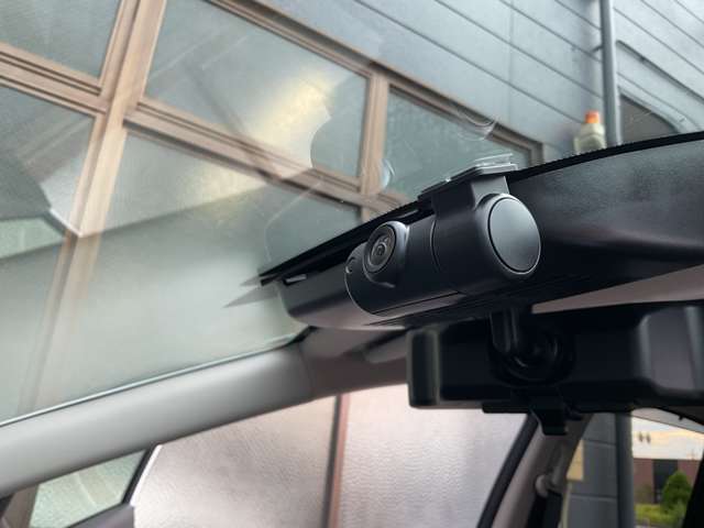 ドライブレコーダーは、車の運転中に前方の映像を記録する装置です。万が一の事故の際に、状況を記録して証拠として利用することができます。