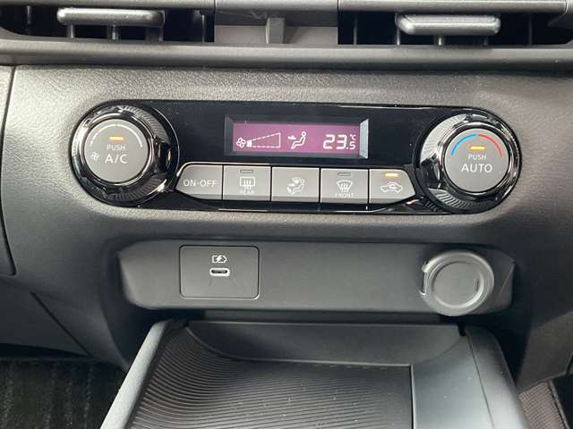 オートエアコンは、温度や風量を自動で調整してくれるため、運転に集中でき、疲労軽減にもつながります。また、車内の温度を一定に保つことで、結露やカビの発生を防ぐ効果もあります。