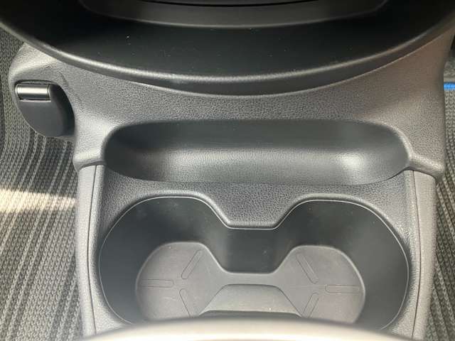 運転席の手の届く場所にはドリンクホルダーがございます(^^) ドライブ中の水分補給もバッチリです♪