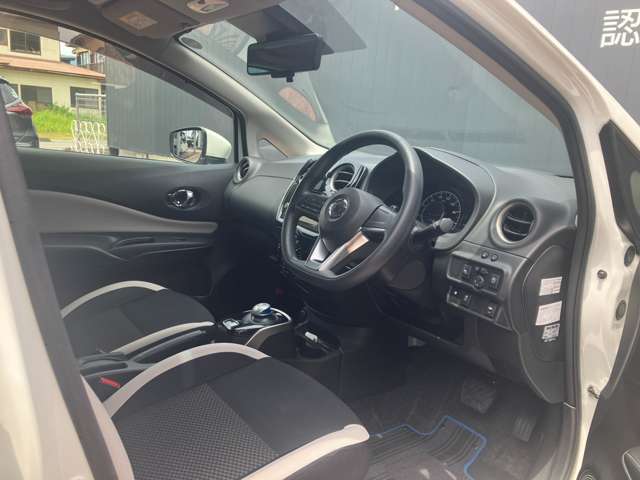 フロントガラスが大きいので、広い視界でとても運転しやすいお車です(*'ω'*)