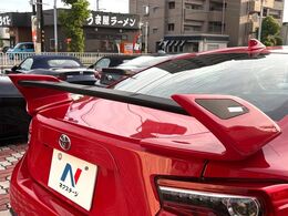 【大型リヤスポイラー】スポーツカーらしさがグッと引き立つ大型リヤスポイラーを装着♪高速走行時のスタビリティ（走行安定性）向上に役立ちます。