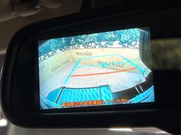 【バックカメラ】駐車時に後方がリアルタイム映像で確認できます。大型商業施設や立体駐車場での駐車時や、夜間のバック時に大活躍！運転スキルに関わらず、今や必須となった装備のひとつです！